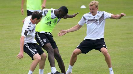Einsatzfreudig. Auch verbal. Julian Brandt (r.), hier im Zweikampf mit Antonio Rüdiger (M.), verteidigt Mesut Özil.