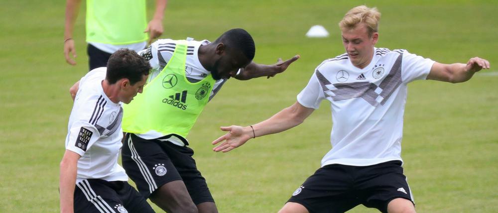 Einsatzfreudig. Auch verbal. Julian Brandt (r.), hier im Zweikampf mit Antonio Rüdiger (M.), verteidigt Mesut Özil.