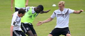 Einsatzfreudig. Auch verbal. Julian Brandt (r.), hier im Zweikampf mit Antonio Rüdiger (M.), verteidigt Mesut Özil.