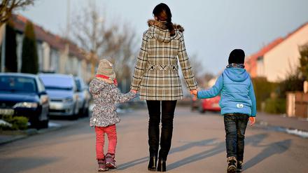 Alleinerziehende Mutter mit ihren Kindern. 