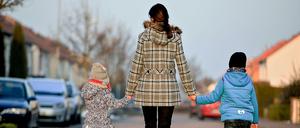 Alleinerziehende Mutter mit ihren Kindern. 