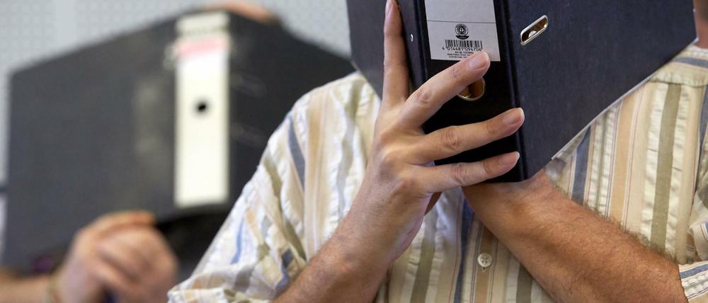 Hessen, Limburg: Die Angeklagten kommen zu dem Prozessbeginn um die Kinderpornografie-Plattform "Elysium".