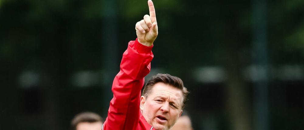 Zurück nach oben. Der Trainer des Hamburger SV, Christian Titz, gehört mit seiner Mannschaft zu den großen Aufstiegsfavoriten.