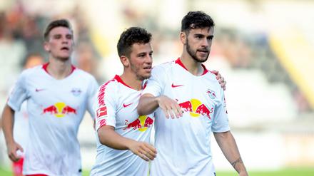 Wohlverdiente Anerkennung: Massimo Bruno (r) aus Leipzig feiert mit seinen Teamkollegen nach dem 0:1. 