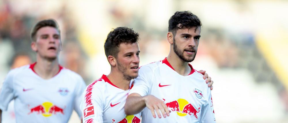 Wohlverdiente Anerkennung: Massimo Bruno (r) aus Leipzig feiert mit seinen Teamkollegen nach dem 0:1. 