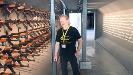 Hier Kalaschnikows, da Namen – so wird in „Nineties Berlin“ an die Mauertoten erinnert. Die Grenze war in den Neunzigern zwar schon offen, dafür liefen die Mauerschützenprozesse. Stefan Wolle ist der wissenschaftliche Leiter. 
