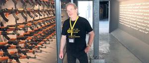 Hier Kalaschnikows, da Namen – so wird in „Nineties Berlin“ an die Mauertoten erinnert. Die Grenze war in den Neunzigern zwar schon offen, dafür liefen die Mauerschützenprozesse. Stefan Wolle ist der wissenschaftliche Leiter. 