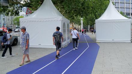 Anders laufen. Der Breitscheidplatz mit aufgeklebter Tartanbahn. 