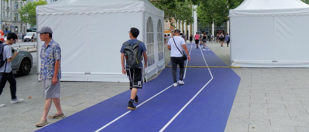Anders laufen. Der Breitscheidplatz mit aufgeklebter Tartanbahn. 