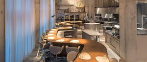 Der berühmte lange Tisch in Kevin Fehlings Restaurant "The Table" in der Hafencity.