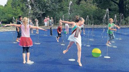 Von allen Seiten Nass. Der Wasserspielplatz im Tierpark in Friedrichsfelde steht unter dem Motto „Ein Tag am Meer“. 