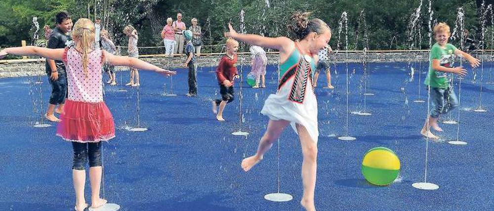Von allen Seiten Nass. Der Wasserspielplatz im Tierpark in Friedrichsfelde steht unter dem Motto „Ein Tag am Meer“. 