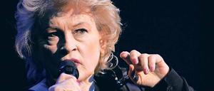 Kunstfigur mit kapriziösen Posen. Schauspielerin und Chansonsängerin Ingrid Caven.