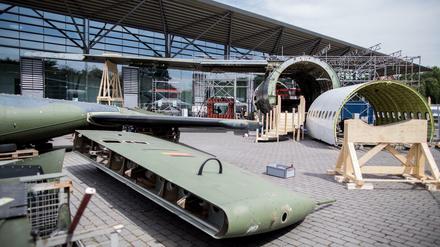 Auseinandergebaute Teile eines ausrangierten Transall C-160 Flugzeuges liegen vor der Jahrhunderthalle in Bochum, Veranstaltungsort der Ruhrtriennale. 
