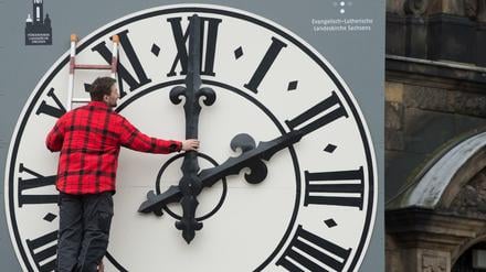 Die europaweite Online-Umfrage zur möglichen Abschaffung der Sommerzeit stößt nach Angaben der zuständigen EU-Kommission auf riesiges Interesse.