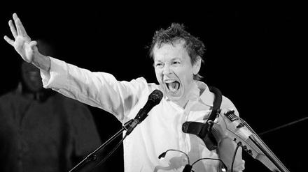 Urschreitherapie. Werdet los, was euch auf der Seele liegt. Laurie Anderson macht’s bei ihrem Berliner Auftritt vor.