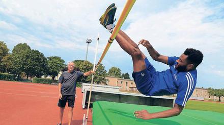Einmal Überflieger. Die Grundlagen stimmen. Bis zum Weltrekord von 2,45 Meter muss unser Autor mit Trainer Günter Roick aber noch an vielen Details feilen.