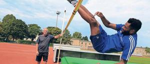 Einmal Überflieger. Die Grundlagen stimmen. Bis zum Weltrekord von 2,45 Meter muss unser Autor mit Trainer Günter Roick aber noch an vielen Details feilen.