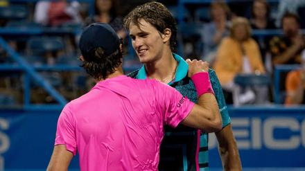 Novum. Mischa Zverev gratuliert seinem Bruder Alexander nach dem ersten Duell auf der ATP-Tour. 