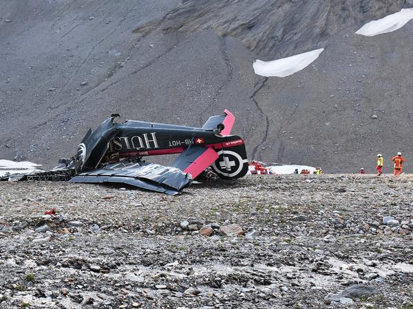 Nahezu senkrecht zu Boden gestürzt: ein Bild der Ju-52 am Piz Segnas.