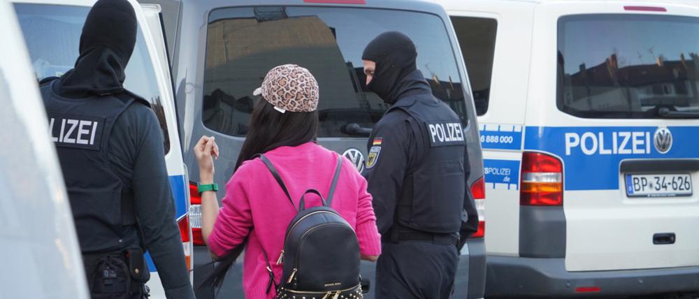 Nordrhein-Westfalen, Bonn: Polizisten überprüfen Personalien im Rotlichtmilieu. (Archivbild)