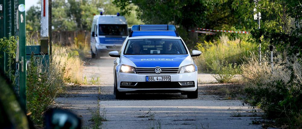 Fahrzeuge der Kriminalpolizei verlassen den Einsatzort.