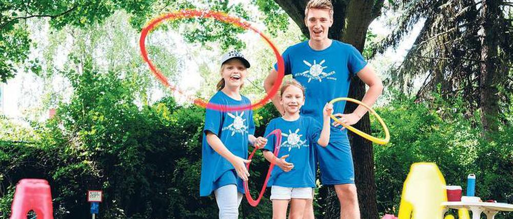 Ringewerfen gehört zum Unterhaltungsprogramm für die Grundschüler zwischen sechs und zwölf Jahren, das der Verein Oranje mit Camp-Leiter Nico Rost (rechts) in den Ferien anbietet. 