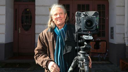 Harf Zimmermann mit seiner Linhof-Kamera in der Hufelandstraße in Prenzlauer-Berg