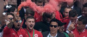 Kevin-Prince Boateng hält ein Bengalo in der Hand.