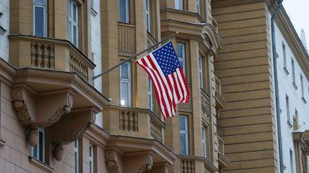 Die US-Flagge weht an der US-Botschaft in Moskau.
