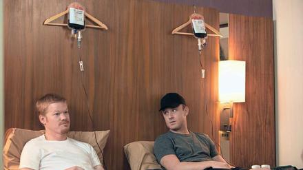 Einträchtig bei der Blutwäsche: Lance Armstrong (Ben Foster, rechts) und Floyd Landis (Jesse Plemons), der später gegen den Tour-Dominator aussagte.