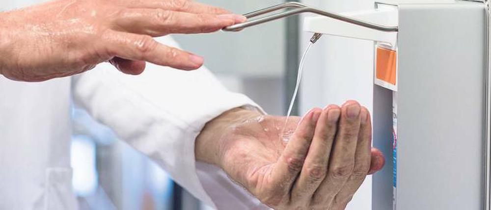 Alkoholisiert. Ethanol und Isopropanol sollten eigentlich Bakterien zuverlässig töten. Doch nicht nur Arzthände gewöhnen sich an die aggressiven Substanzen, sondern - über einen Prozess der Darwin'schen natürlichen Auslese - offenbar auch Mikroorganismen.