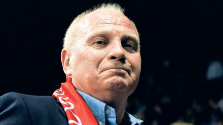 In Höchstform. Uli Hoeneß hat den Umgang des DFB mit Mesut Özil angeprangert.