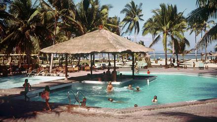Wasser als metaphorisches Geschenk. Urlauber in einem Swimmingpool auf der Insel Bali.