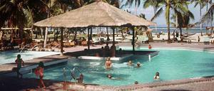 Wasser als metaphorisches Geschenk. Urlauber in einem Swimmingpool auf der Insel Bali.