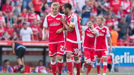 Gut gemacht. Unions Kapitän Christopher Trimmel (r.) lobt Ex-Kapitän Felix Kroos.