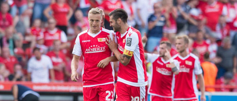 Gut gemacht. Unions Kapitän Christopher Trimmel (r.) lobt Ex-Kapitän Felix Kroos.