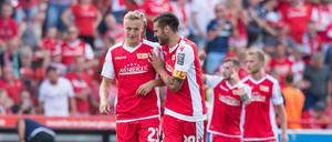 Gut gemacht. Unions Kapitän Christopher Trimmel (r.) lobt Ex-Kapitän Felix Kroos.