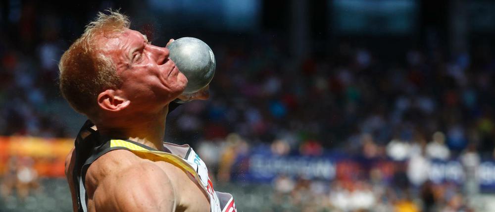 Da kann einem schon mal warm werden: Arthur Abele beim Kugelstoßen im warmen Olympiastadion.