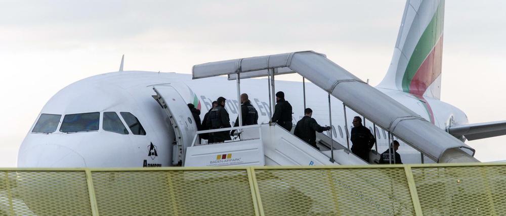 Mit dem Flugzeug (Archivbild) ist der Uigure vom Flughafen München nach Peking abgeschoben worden. 