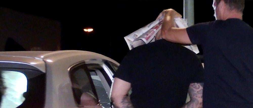 Ein Mann in Essen steht im Verdacht, einen rechtsradikalen Anschlag geplant und zu dessen Vorbereitung Waffen und Material für die Herstellung von Sprengstoff in seiner Wohnung aufbewahrt zu haben. Spezialeinsatzkräfte der Polizei haben am Freitagmorgen dessen Wohnung in Essen-Altenessen durchsucht und den 27 Jahre alten deutschen Bewohner vernommen.