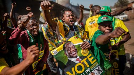 Anhänger des Präsidenten Emmerson Mnangagwa feiern dessen Sieg bei der Präsidentenwahl in Simbabwe. 
