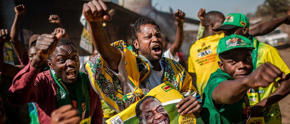 Anhänger des Präsidenten Emmerson Mnangagwa feiern dessen Sieg bei der Präsidentenwahl in Simbabwe.