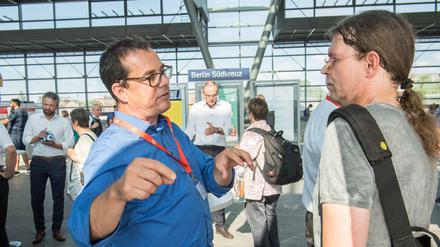 S-Bahn-Chef Peter Buchner (l.) im Gespräch mit einem Fahrgast.