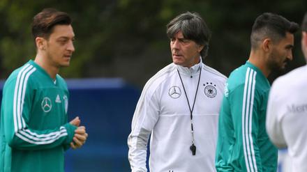 Mesut Özil (l) neben Bundestrainer Joachim Löw.
