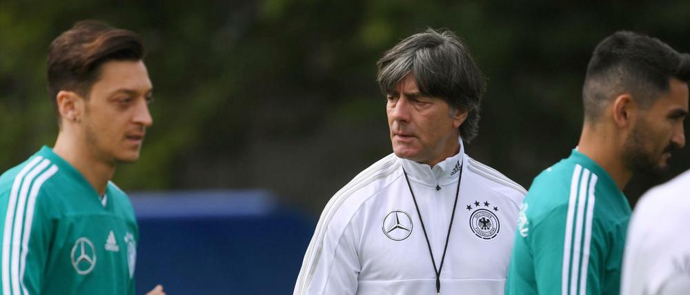 Mesut Özil (l) neben Bundestrainer Joachim Löw.