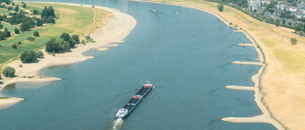 Ein Transportschiff fährt auf dem Rhein. Wegen der niedrigen Pegelstände können viele Binnenschiffe nur noch eingeschränkt fahren.