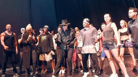 Dantanio Goodman (mit Hut) und Koffi Missah (mit Basecap) sind die Hauptdarsteller des Michael-Jackson-Musicals „Beat it!“. 