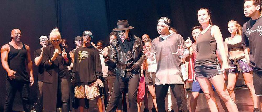 Dantanio Goodman (mit Hut) und Koffi Missah (mit Basecap) sind die Hauptdarsteller des Michael-Jackson-Musicals „Beat it!“. 