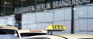 Ein Taxi steht vor dem Flughafen Berlin-Brandenburg